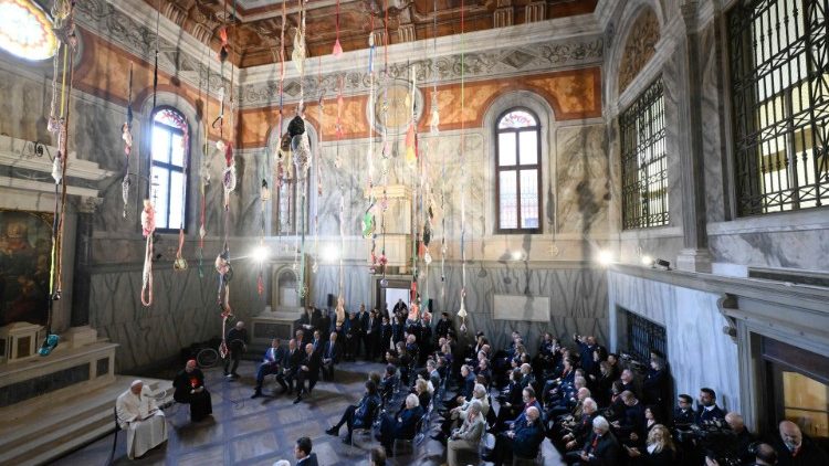 Il Papa incontra gli artisti della Biennale