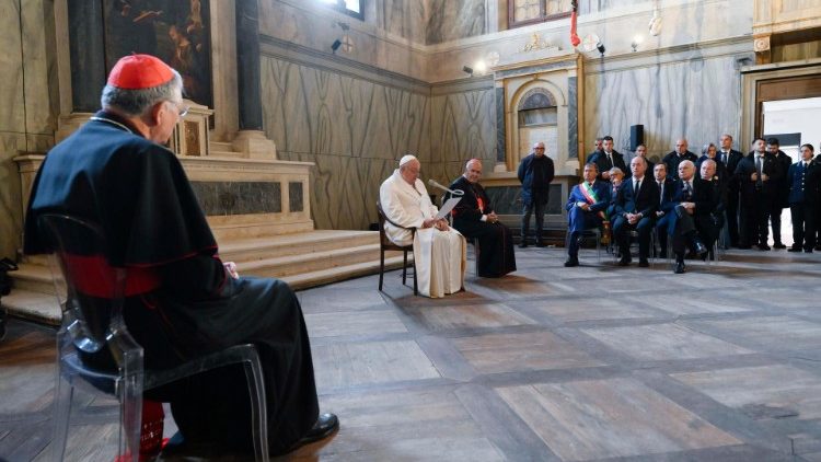 Il Papa incontra gli artisti della Biennale