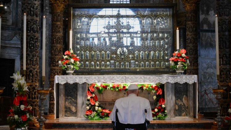 O Papa Francisco em oração diante das relíquias de São Marcos (Vatican Media)