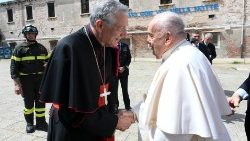 Der Patriarch von Venedig, Francesco Moraglia (links), mit Papst Franziskus am Sonntag in Venedig im Innenhof des Frauengefängnisses