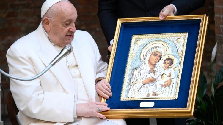 Ferenc pápa egy Mária-ikont ajándékozott a velencei női börtön lakóinak