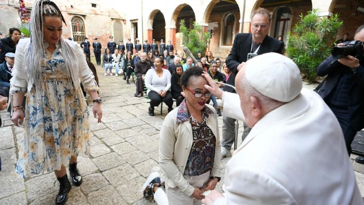 Папа Франциск на встрече с заключёнными на острове Джудекка (Венеция, 28 апреля 2024 г.)