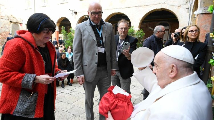 Påven i Venedig besöker kvinnofängelse