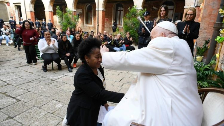 Visita pastoral do Papa Francisco a Veneza - Encontro com as detentas (Vatican Media)