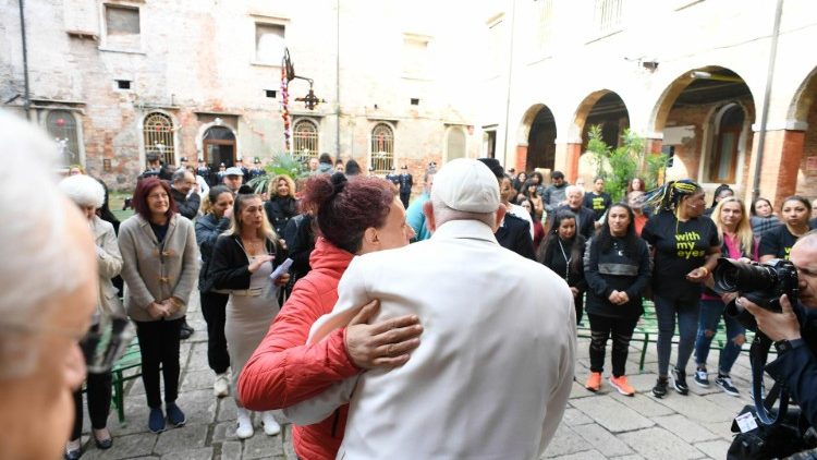 Sentido abrazo entre una de las reclusas y el Papa Francisco. (Vatican Media)