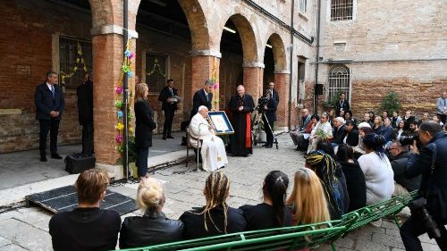 Papa em prisão feminina de Veneza: não "isolar a dignidade", mas dar novas possibilidades