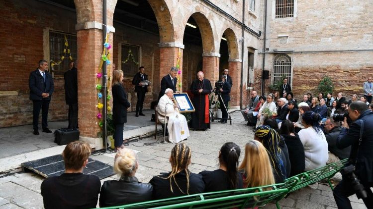 Папа Франциск на встрече с заключёнными на острове Джудекка (Венеция, 28 апреля 2024 г.)