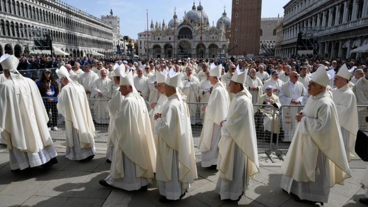 Koncelebráló papok a velencei pápai szentmisén