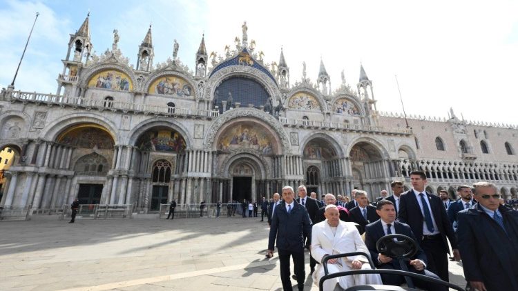 Paus Fransiskus menyapa umat beriman di depan Katedral St. Mark sebelum Misa 
