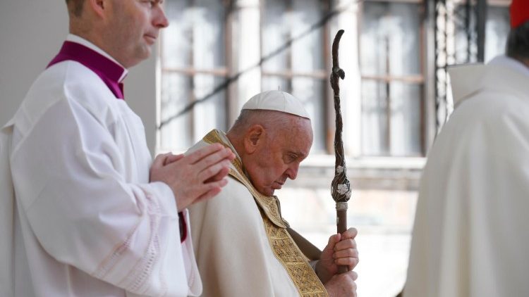 Papst Franziskus leitet die Messe in Venedig