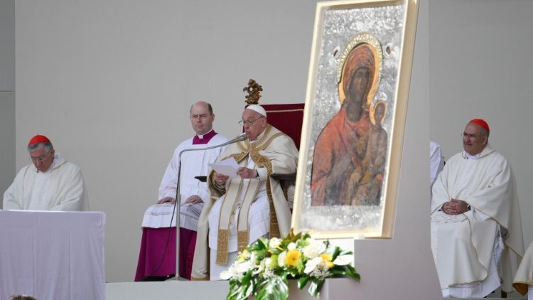 Papst Franziskus leitet die Messe auf dem Markusplatz
