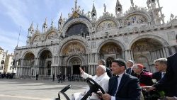 Ferenc pápa a Szent Márt téren Velencében félnapos lelkipásztori látogatása alkalmával