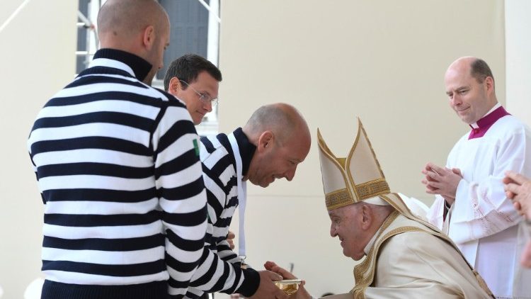 Gondolieri begrüßen Papst Franziskus während der Heiligen Messe in Venedig