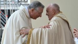 O abraço entre o Papa Francisco e o patriarca Moraglia