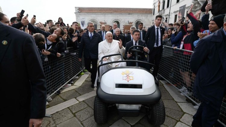 Il Papa su una minicar mentre saluta i giovani