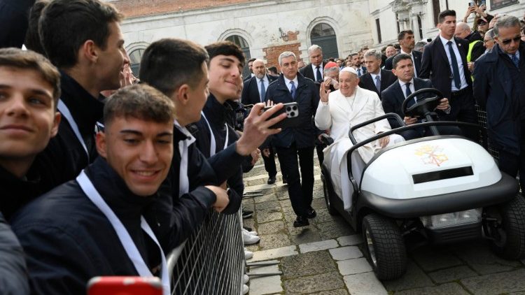 Papa me të rinjtë