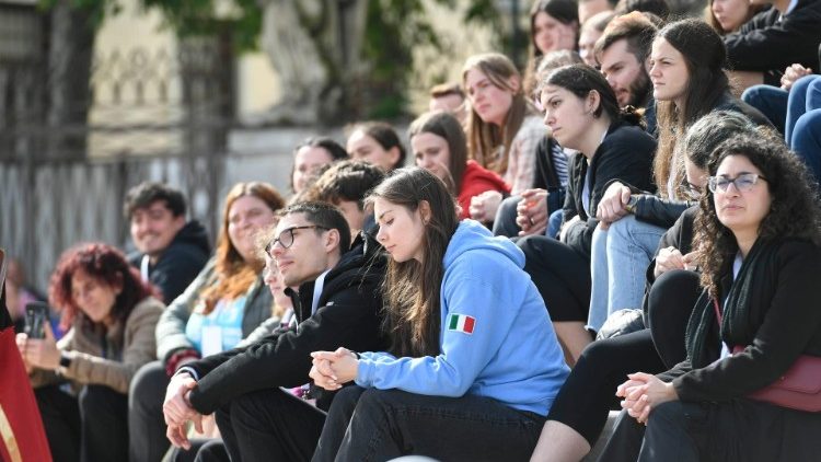 Alcuni giovani presenti all'incontro con il Papa
