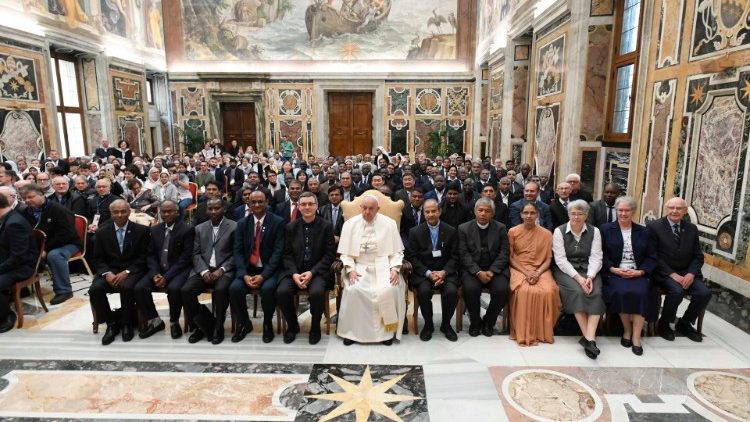 The Holy Father receives participants in the general classes of the Sons of Charity and the Brothers of Saint Gabriel (Vatican flags)
