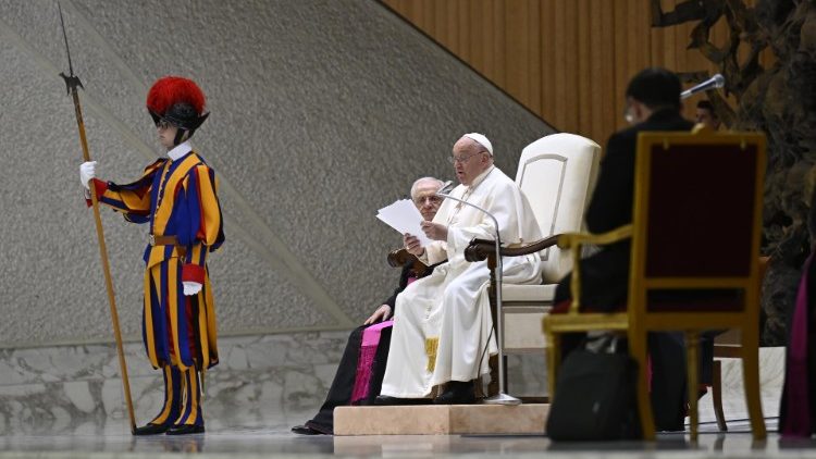 
                    O Papa: a fé é o primeiro dom a ser acolhido na vida cristã
                