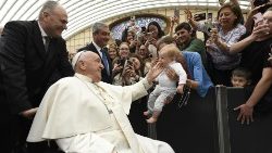 O Pontífice ao encontrar os fiéis ao final da Audiência Geral, na Sala Paulo VI, no Vaticano
