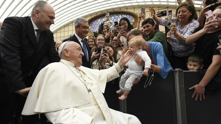
                    Audiência Geral: Papa em apelo pela paz recorda que ganhar com a morte é terrível
                