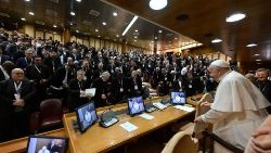 教皇フランシスコ　小教区主任司祭の国際ミーティング参加者と　2024年5月2日　バチカン・シノドスホール