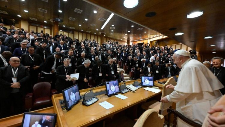 教皇フランシスコ　小教区主任司祭の国際ミーティング参加者と　2024年5月2日　バチカン・シノドスホール