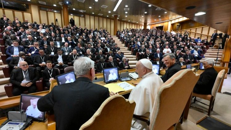 Папа Франциск на встрече с приходскими настоятелями (Сакрофано, 2 мая 2024 г.)
