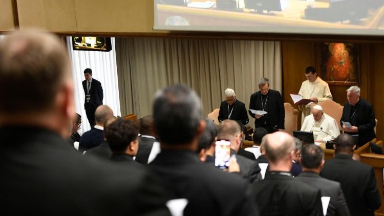 Papa Francesco durante l'incontro internazionale in Vaticano "Parroci per il Sinodo"
