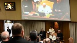 Srečanje s papežem Frančiškom 2. maja 2025 med mednarodnim srečanjem župnikov.