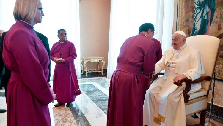 Il Papa mentre si sofferma con alcuni primati della Comunione anglicana