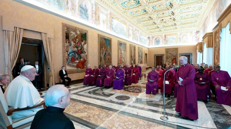 L'arcivescovo anglicano Justin Welby mentre rivolge il saluto a Papa Francesco