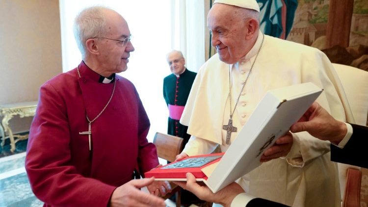 Askofu mkuu Justin Welby akibadilishana zawadi na Papa Francisko
