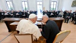 Sveti oče se je v petek, 4. maja 2024, pogovarjal z okoli sto duhovniki iz osrednjega sektorja rimske škofije.