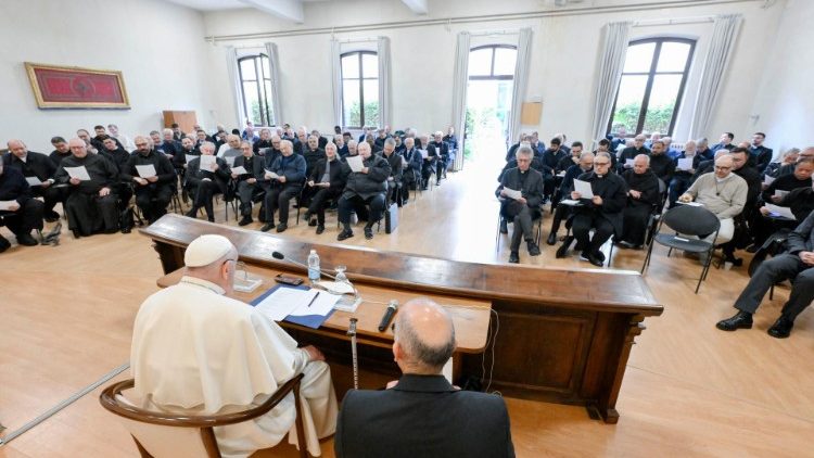 로마교구 중앙지역 사제들과 대화하는 교황