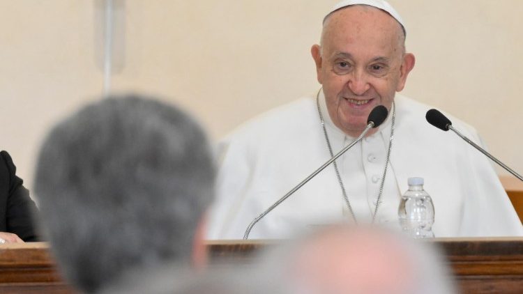 Papež se v bazilice Svatého kříže setkal se stovkou kněží z římského centra
