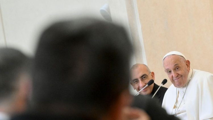 사제들과 대화하는 프란치스코 교황