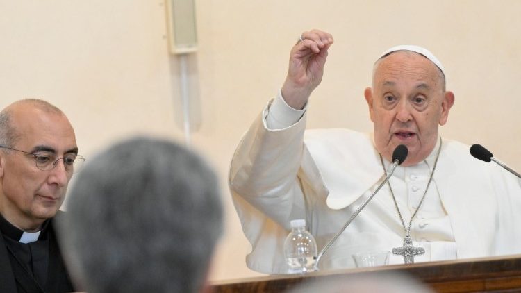 사제들의 질문에 답하는 프란치스코 교황
