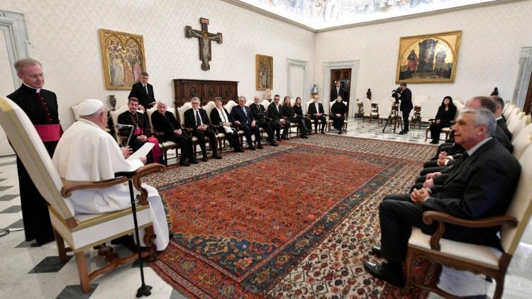 Miembros de la Fundación Blanquerna en audiencia con el Papa Francisco. (Vatican Media)