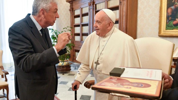 Intercambio de dones entre el Papa Francisco y los miembros de la Fundación Blanquerna. (Vatican Media)