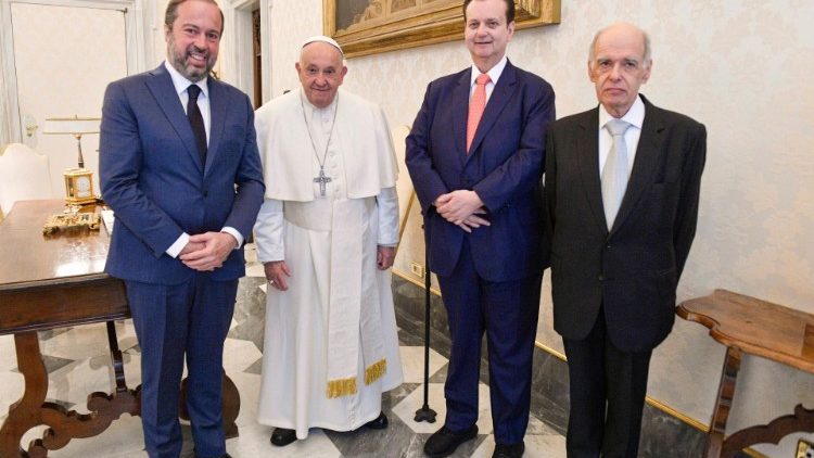 A delegação brasileira com o Papa: o ministro, o embaixador Everton Vieira Vargas e o ex-prefeito de São Paulo, Gilberto Kassab.