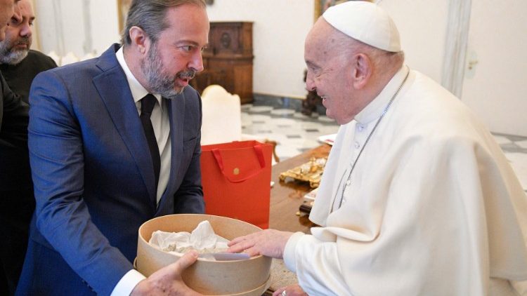O momento em que o ministro presenteou o Papa com a excelncia da cultura mineira