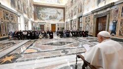 Il Papa parla ai partecipanti al colloquio Internazionale "Riparare l'irreparabile"