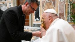 Le Pape embrasse les reliques de sainte Marguerite-Marie Alacoque, présentées par le père Etienne Kern, recteur du sanctuaire de Paray-le-Monial, le 4 mai 2024 au Vatican. 