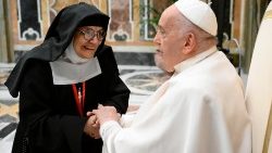 Påven i mötet med en av deltagarna i konferensen 