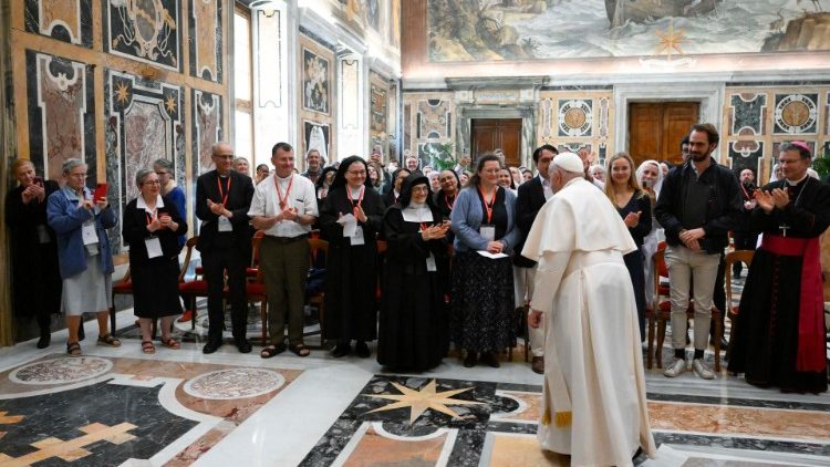 Le Pape salue les participants au colloque «Réparer l’irréparable». 