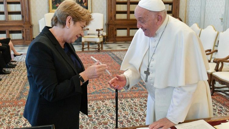 Papež přijal švýcarskou prezidentku
