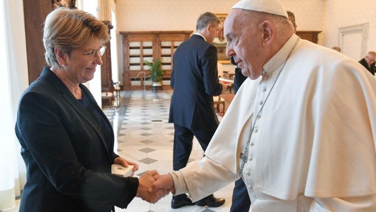 
                    Papa recebe em audiência a presidente da Suíça 
                