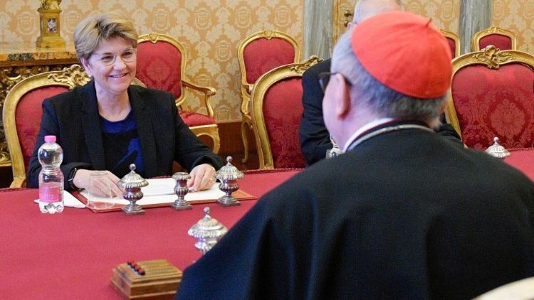 Diálogo entre el Cardenal Parolin y la Presidenta de la Confederación Suiza. (Vatican Media)