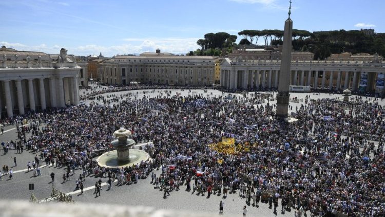 Fedeli e pellegrini in Piazza San Pietro